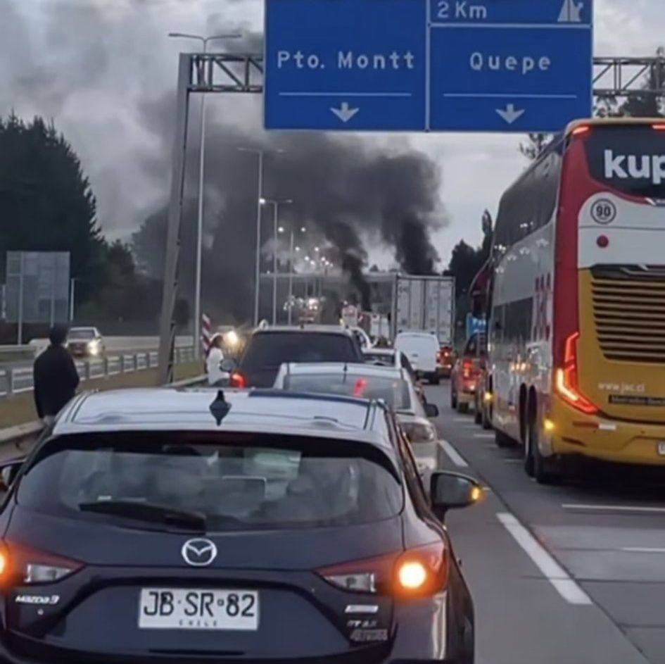 BARRICADAS RUTA 5 SUR EN SECTOR MAHUIDANCHE ANTES DE LLEGAR AL PEAJE QUEPE