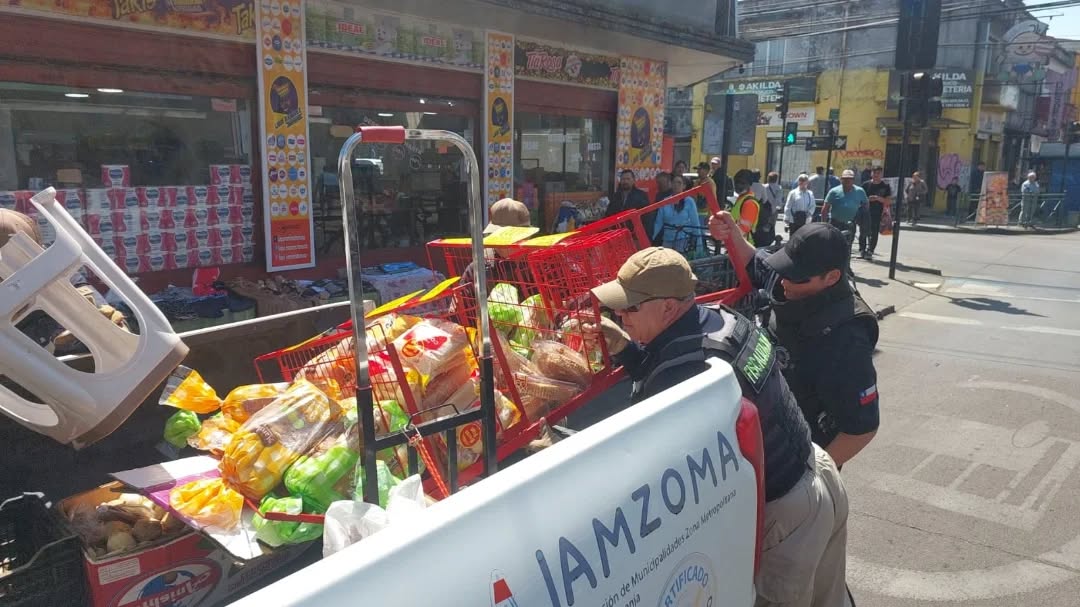 TEMUCO ENDURECE LOS OPERATIVOS CONTRA EL COMERCIO AMBULANTE ILEGAL E INCAUTA MÁS DE MEDIA TONELADA DE PRODUCTOS