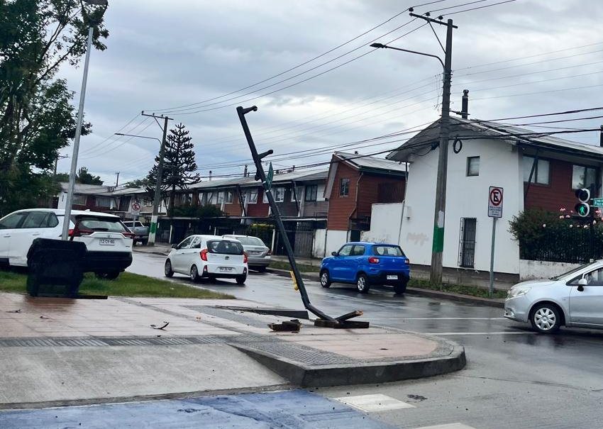 SEMÁFORO FUE CHOCADO ANTES QUE SE INAUGURARÁ, EN TEMUCO