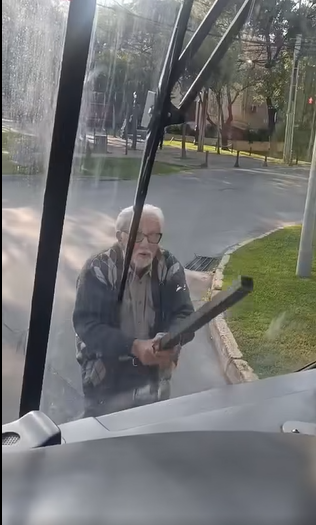 CON UN FIERRO UN TAXISTA ADULTO MAYOR, REPARTIÓ A UN BUS EN SANTIAGO