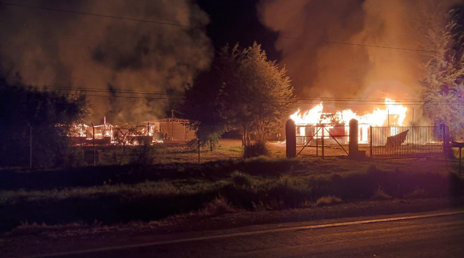 UNA CASA PATRONAL Y UN GALPÓN DESTRUIDOS DEJA ATAQUE INCENDIARIO EN VILCÚN: DEJARON LIENZOS COLGADOS