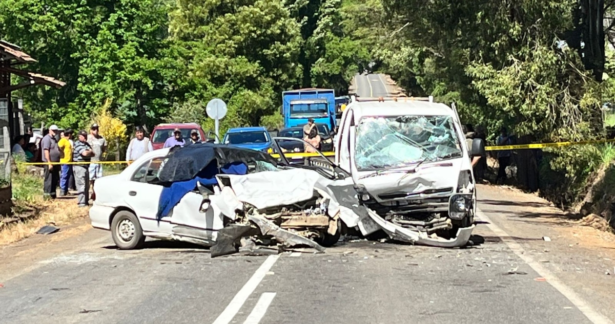 CUERPO DE BOMBEROS DE TEMUCO, SAMU Y CARABINEROS TRABAJANDO EN COLISIÓN DE VEHÍCULOS MENORES CON 2 PERSONAS LESIONADAS Y UNA PERSONA FALLECIDA