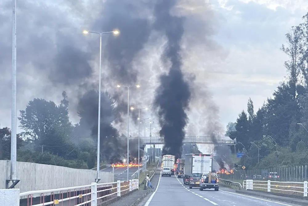 TACO KILOMÉTRICO GENERÓ MANIFESTACIÓN EN RUTA 5 SUR SECTOR QUEPE