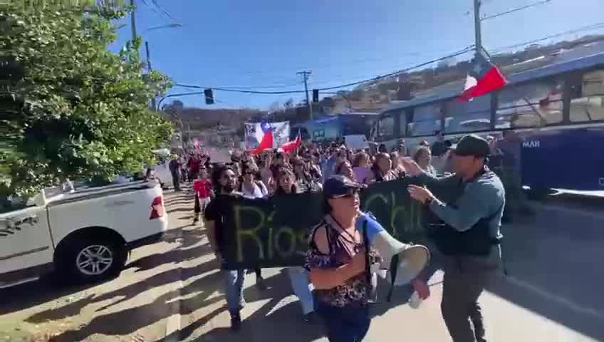 Vecinos de la comuna de Penco, se movilizan tras un mes de incendio que los afecto y acusan lenta reconstrucción.