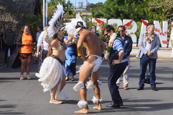 Presidente Boric le puso al baile pascuense en su visita a la Isla de Pascua, en medio de alguna protestas de los habitantes de la isla.