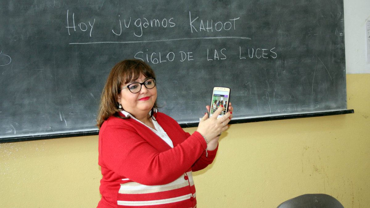 Ley de prohibición de uso de teléfonos celulares en los colegios: MINEDUC aclara que docentes tampoco podrán usarlos.