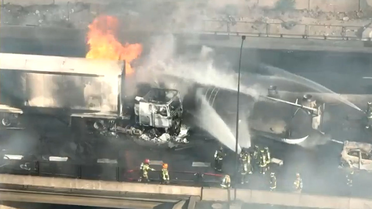 A 6 aumentan las personas fallecidas en el accidente automotriz y posterior explosión de gas en la comuna de Renca.
