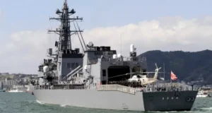Destructor chino navega frente a las islas de Okinawa en medio de tensiones con Japón.
