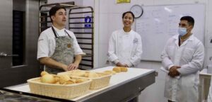 Hacedor de pan realiza Master Class a internos de la unidad penal de la ciudad de Temuco