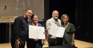 Facultad de Artes de la Universidad Católica traspasa a «Fundación Víctor Jara» archivos digitales que rescatan la potente faceta teatral del cantautor.