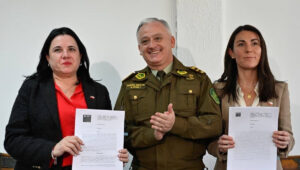 Ministerios de Educación y Seguridad, junto a Carabineros, firman convenio que permitirá reforzar seguridad en los colegios.