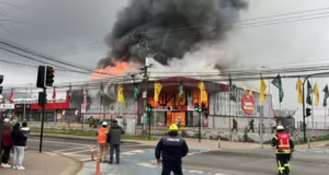 Gran incendio consume supermercado en Padre Las Casas: «Columna de humo se observa desde Temuco»