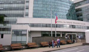 Colegio Médico advierte listas de espera más largas y diagnósticos tardíos por disminución presupuestaria.
