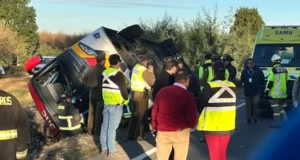 Al menos un fallecido y 29 lesionados deja volcamiento de bus entre Freire y Villarrica.