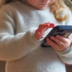 Criar en tiempos de pantallas: «Aprender a soltar el celular y educar con el ejemplo»