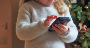Criar en tiempos de pantallas: «Aprender a soltar el celular y educar con el ejemplo»