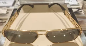 Chileno es detenido en Singapur por robar lentes Versace: «Arriesga siete años de cárcel»