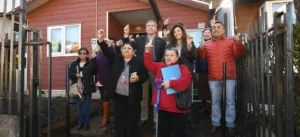 Tras 11 años de espera y gracias a gestión municipal, siete familias temuquenses reciben las llaves de sus nuevas viviendas.