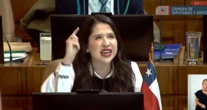 «Manga de cobardes y sinvergüenzas»: Diputada Consuelo Veloso increpa a ministros y al Presidente Kast en tenso debate parlamentario.
