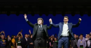 Con el respaldo de Javier Milei, Flávio Bolsonaro lanza su candidatura presidencial en Brasil.