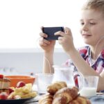 OPINIÓN: ¿Series, reels o TikTok durante las comidas? «El impacto de comer frente a las pantallas»