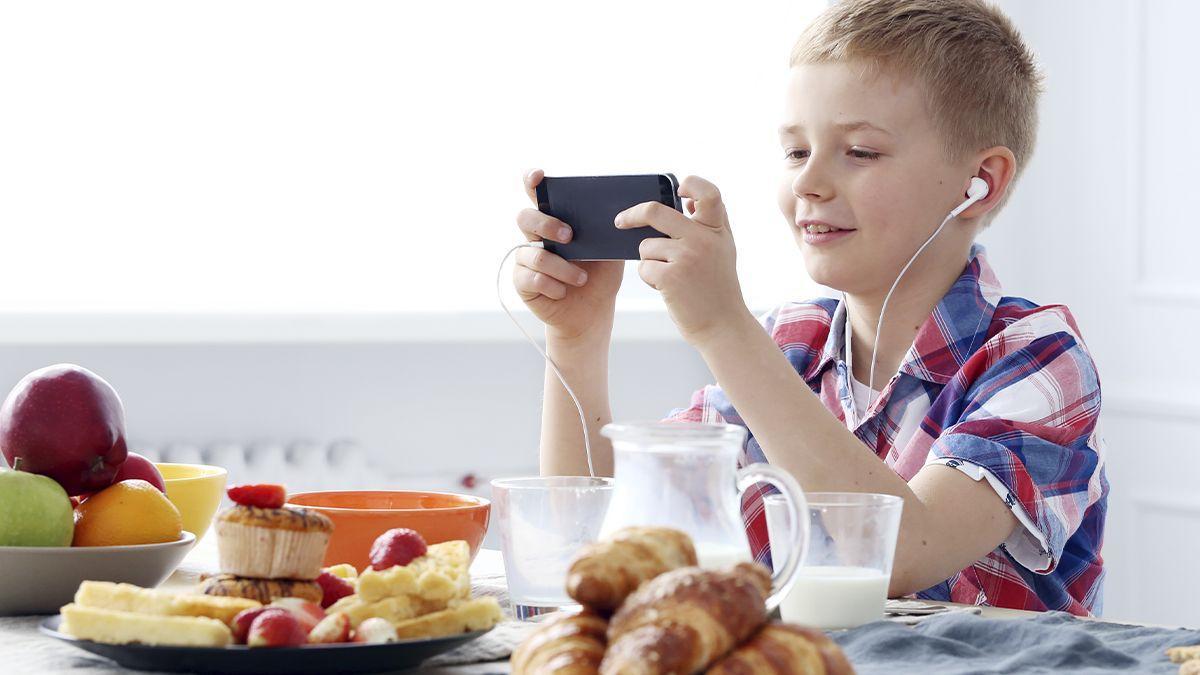 OPINIÓN: ¿Series, reels o TikTok durante las comidas? «El impacto de comer frente a las pantallas»