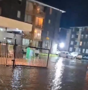 El Condominio Jardín Prado ubicado en el sector norte y el sector de Avenida Barros Arana  de la ciudad de Temuco se inundaron las calles y diez viviendas del lugar fueron evacuadas producto de inundaciones.