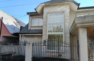 DICREP rematará amplia casa de dos pisos en Temuco y terreno de 5.000 m² en Curacaví