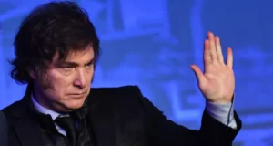 El «grillete» de Milei: El drástico plan para paralizar el Estado y congelar sueldos políticos si Argentina vuelve al déficit