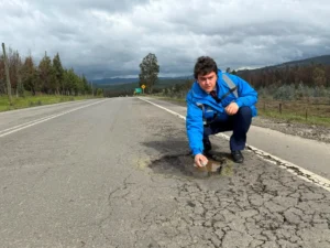 La paradoja de Malleco: «Carreteras remendadas con tierra desnudan el abandono vial de la provincia».