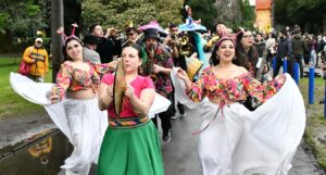 Miles de familias disfrutaron de la segunda versión del «Carnaval Lluvia de Paraguas” en la ciudad de Temuco.