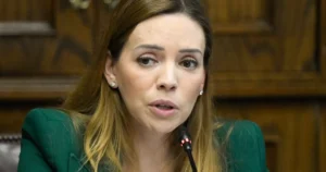 Cerco judicial a Camila Flores: «Tribunal destraba los teléfonos de la senadora y pavimenta el camino al desafuero».