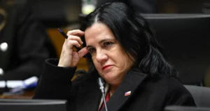 ¿Cálculo político o temor al banquillo? «El portazo de Trinidad Steinert a la Cámara desata la antesala de su Acusación Constitucional»