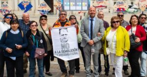 Damnificados de El Olivar llegan a La Moneda y acusan a Poduje de “mentirle” al Presidente Kast.