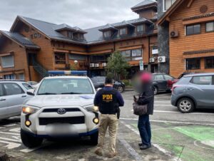 Fiscalización migratoria de la PDI detecta a 13 extranjeros en situación irregular en Temuco, Villarrica y Pucón.