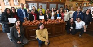 La ciudad de Temuco fortalece las oportunidades para la comunidad rural a través de la capacitación en alfarería.