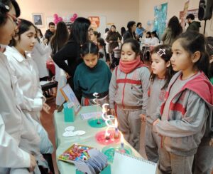 Estudiantes del Colegio Providencia de Temuco acercan la ciencia a toda la comunidad educativa.