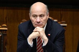 Ministro de Hacienda abre la puerta a revisar eliminación de “Yo Elijo mi PC” tras ola de críticas.