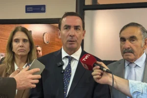 Ministro de Justicia visita La Araucanía y aborda reinserción juvenil, reforma civil y acceso a la justicia.