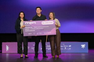 Proyecto estudiantil para prevenir accidentes viales gana concurso de innovación en la Universidad Católica de Temuco.