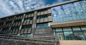 Vecinos rescatan a menor que cayó a una quebrada en Villarrica.